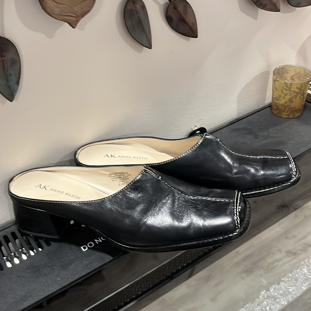 Gently used Anne Klein, Magrammar leather upper, size8 1/2 - Picture 2 of 5